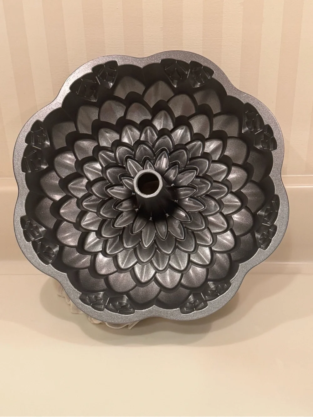 Nordic Ware Chrysanthemum Non-Stick Bundt Pan